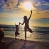 Gisele Bündchen faz pose de ioga ao lado do filho Benjamim, de 4 anos, em praia