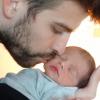 A primeira foto de Milan foi esta, com Gerard Piqué fazendo um carinho no filho recém-nascido