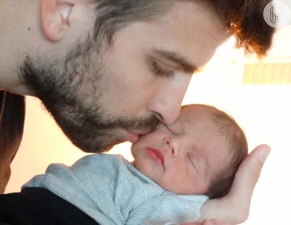 A primeira foto de Milan foi esta, com Gerard Piqué fazendo um carinho no filho recém-nascido