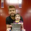 Milan se diverte com o pai, Gerard Piqué, no vestiário do estádio do Barcelona