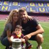 Milan posa com os pais, Shakira e Gerard Piqué, e a taça da Supercopa Espanhola no estádio do Barcelona, na Espanha