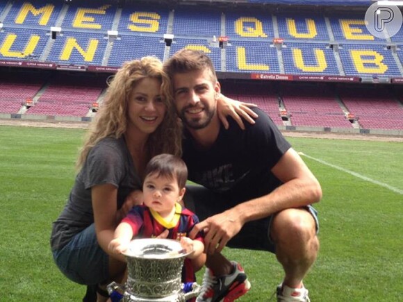 Milan posa com os pais, Shakira e Gerard Piqué, e a taça da Supercopa Espanhola no estádio do Barcelona, na Espanha