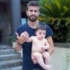 Milan posa no colo do pai, Gerard, em uma foto publicada por Shakira