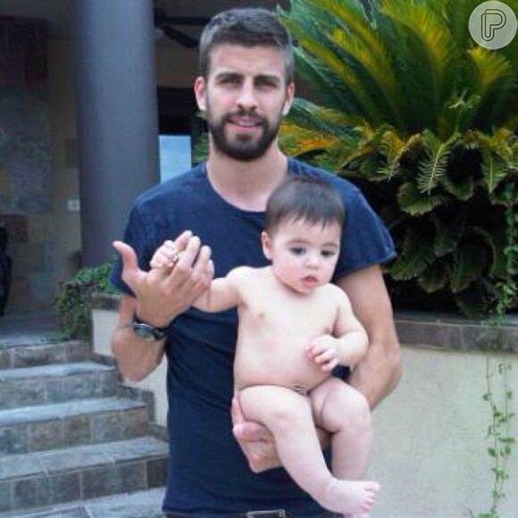 Milan posa no colo do pai, Gerard, em uma foto publicada por Shakira