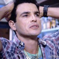 'Amor à Vida': magoado, Carlito chora ao ver atitudes de Valdirene no 'BBB'