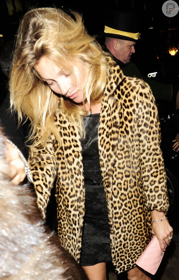 Kate Moss deixa o local com os cabelos despenteados