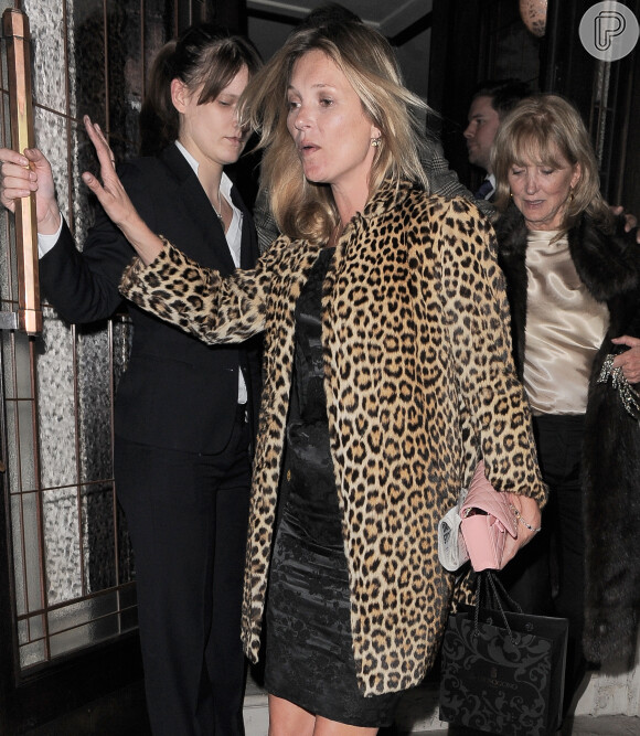 Kate Moss deixa restaurante onde comemorou sem 40° aniversário visivelmente alterada