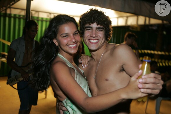 Caio Castro e Mariana Rios se divertem em festa da equipe de 'Malhação' na temporada de 2009
