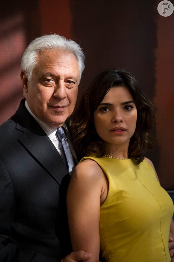 César (Antonio Fagundes) tenta matar Aline (Vanessa Giácomo) com uma faca, em 'Amor à Vida'
