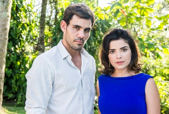 César (Antonio Fagundes) ameaça Aline (Vanessa Giácomo) e Ninho (Juliano Cazarré) grita para alertá-la, denunciando sua presença, em cena de 'Amor à Vida'