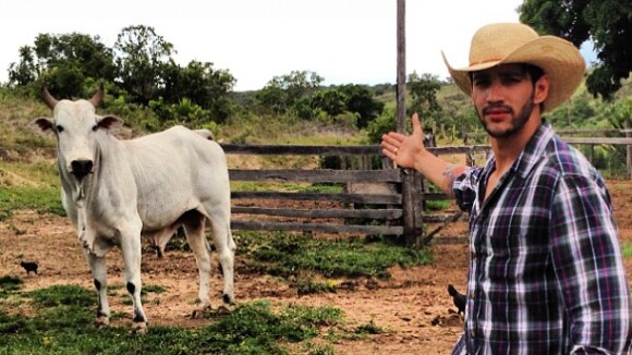Gusttavo Lima, vestido como um caubói, apresenta o mais novo boi de sua fazenda