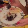 Marina Ruy Barbosa come brownie sem culpa em festa: 'Dieta pré-Noronha'