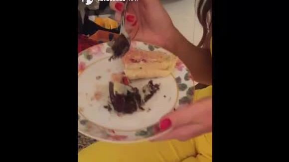 Marina Ruy Barbosa come brownie sem culpa em festa: 'Dieta pré-Noronha'. Vídeo!