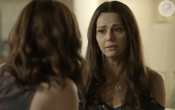 Na novela 'Rock Story', Edith (Viviane Araújo) encontra o teste feito por Júlia (Nathalia Dill) enquanto dava uma faxina no banheiro e a encoraja para conversar com Gui (Vladimir Brichta)