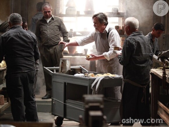 Manfred (Carmo Dalla Vecchia) coloca Ernest (José de Abreu) para servir café aos funcionários, em 'Joia Rara', em 21 de janeiro de 2014