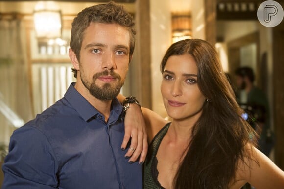 Amantes há meses, Carol (Maria Joana) e Cesar (Rafael Cardoso) são flagrados aos beijos, na novela 'Sol Nascente'