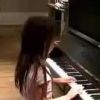 Rafaella Justus tocou piano para amigos de Ticiane Pinheiro e foi filmada pela mãe, na noite desta terça-feira, 27 de dezembro de 2016