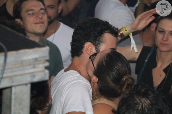 Carol Celico troca carinhos com namorado, Eduardo Scarpa, em Trancoso na madrugada deste quarta-feira, dia 28 de dezembro de 2016