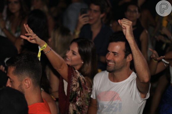 Carol Celico troca carinhos com namorado, Eduardo Scarpa, em Trancoso na madrugada deste quarta-feira, dia 28 de dezembro de 2016