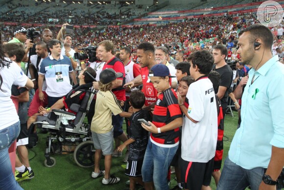 Neymar é cercado por fãs mirins antes do amistoso Jogo das Estrelas