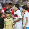 Neymar posa com crianças antes de amistoso no Maracanã