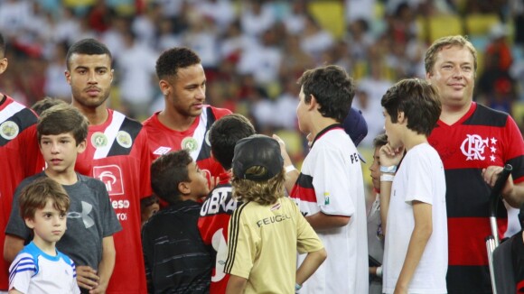 Neymar é tietado por fãs mirins no Jogo das Estrelas no Maracanã. Fotos!