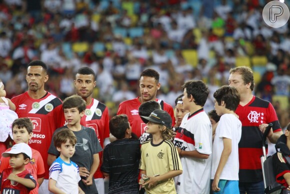 Neymar conversa com fãs mirins antes de entrar em campo no Maracanã