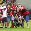 Neymar posa para selfie com crianças antes de jogo no Maracanã