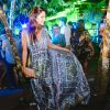 Juliana Martins escolhe look longo e estampado para se esbaldar em festa em Trancoso