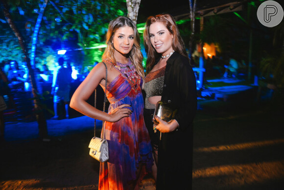 Thassia Naves e Natalia Simonsen curtem festa em Trancoso e esbanjam estilo