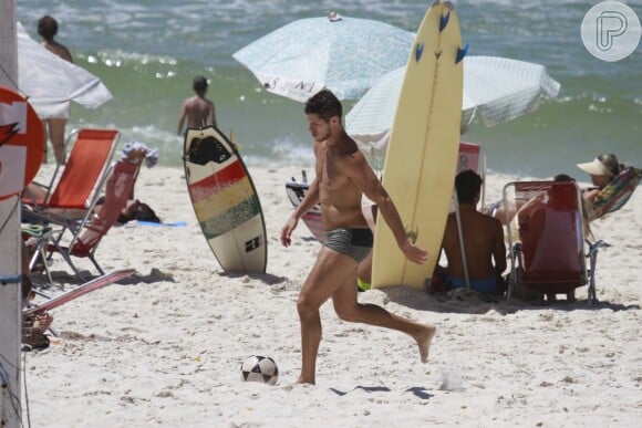 José Loreto joga bola na praia da Barra da Tijuca, no Rio