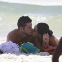 Débora Nascimento e José Loreto se beijam e tiram fotos com fã em praia do Rio