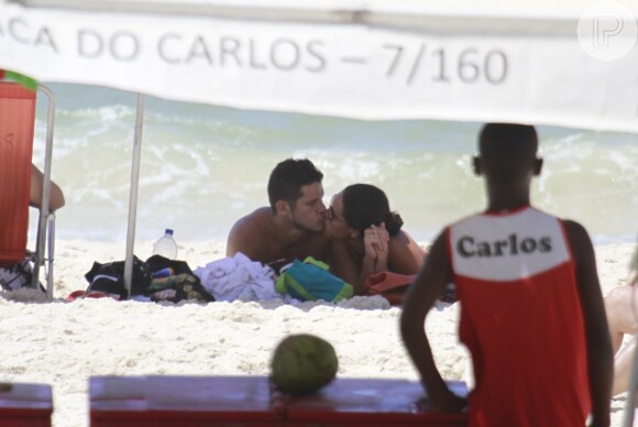 Débora Nascimento e José Loreto curtem praia da Barra da Tijuca, na Zona Oeste do Rio de Janeiro, em 21 de janeiro de 2014
