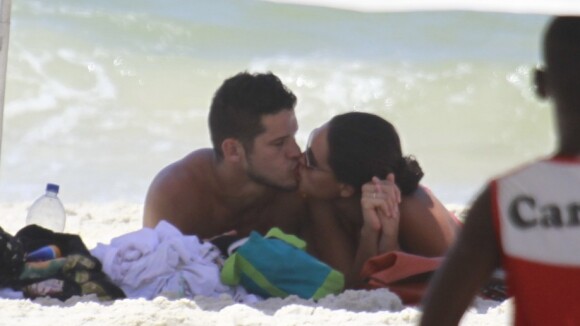 Débora Nascimento e José Loreto se beijam e tiram fotos com fã em praia do Rio