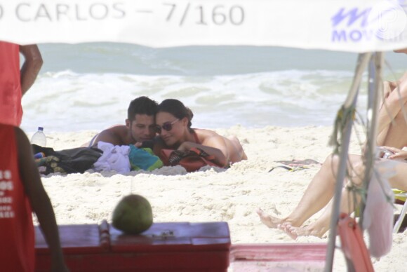 Débora Nascimento e José Loreto tiram foto com o celular em praia do Rio