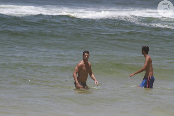 José Loreto se refresca no mar da praia da Barra da Tijuca, na Zona oeste do Rio