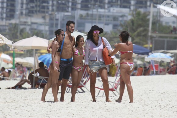 Débora Nascimento e José Loreto tiram foto com fãs em praia do Rio