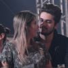 Luan Santana troca carinhos com Jade Magalhães após reatar namoro. Vídeo foi feito em festa na noite de quarta-feira, 28 de dezembro de 2016