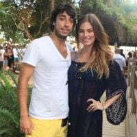 Grávida, Bruna Hamú posa com o namorado, Diego Moregola, em Trancoso. Foto!