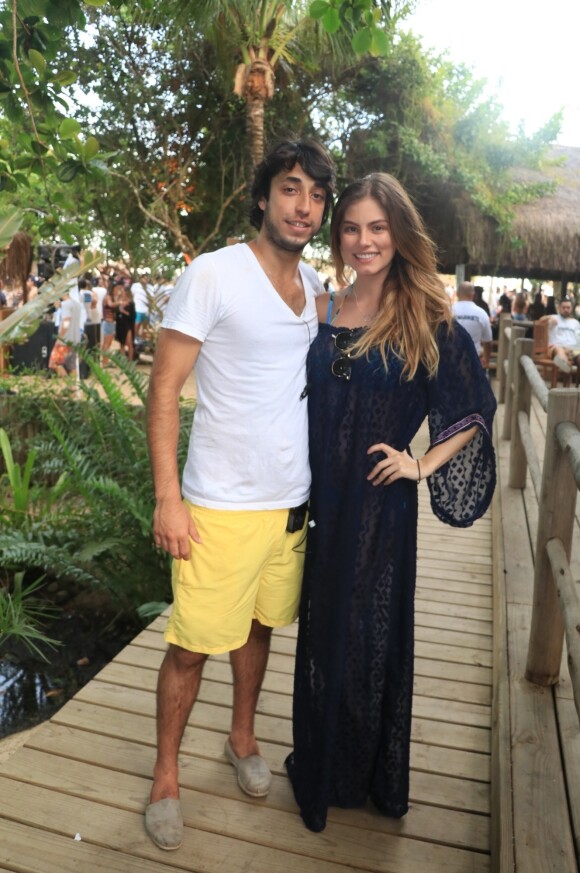 Bruna Hamú, grávida de 4 meses, posou com o namorado, Diego Moregola, em Trancoso nesta quinta-feira, 29 de dezembro de 2016