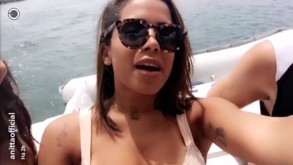 Anitta curte passeio de barco com amigos na Bahia: 'No mar'. Vídeo!