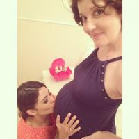 Carol Castro beija barriga de 9 meses de gestação de Larissa Maciel: 'Chegando'