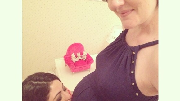 Carol Castro beija barriga de 9 meses de gestação de Larissa Maciel: 'Chegando'