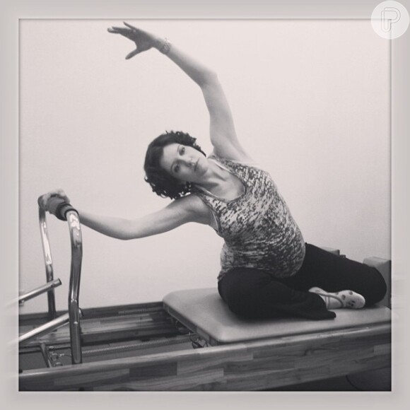 Praticando Pilates, Larissa Maciel contou em seu Instagram que sua gestação está sendo muito tranquila