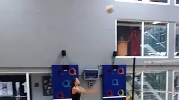 Camila Queiroz mostra 'muque' após jogar vôlei com Klebber Toledo. Vídeo!