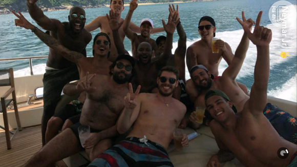 Neymar curte festa com amigos em barco em Angra dos Reis, no Rio de Janeiro