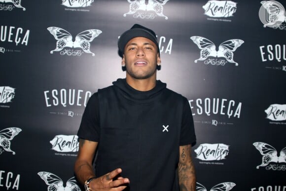 Neymar aproveitou bastante a festa de Réveillon em sua casa ao lado de Bruna Marquezine