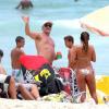Oscar Magrini, o coronel Nunes de 'Salve Jorge', curte praia com duas amigas e acena para paparazzo, em Ipanema, na zona sul do Rio de Janeiro, em 8 de janeiro de 2013