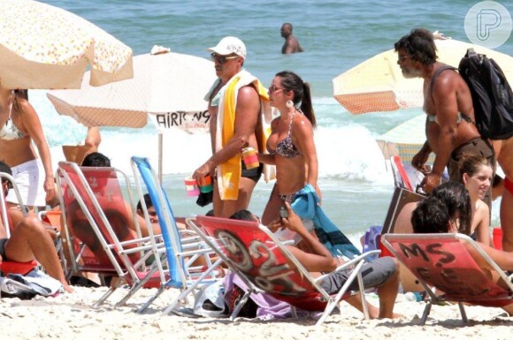 Oscar Magrini conversa com amiga em praia do Rio