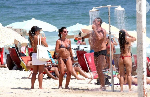 Oscar toma uma chuveirada na praia do Rio